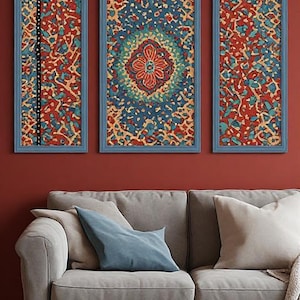 Peut inclure: Un triptyque composé de trois tableaux muraux rectangulaires dans des cadres bleus, présentant un motif répétitif de formes rouges, bleues et dorées. La pièce centrale affiche un motif floral symétrique, tandis que les côtés sont abstraits.