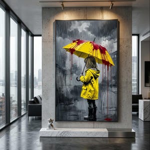 Peut inclure: Impression sur toile encadrée représentant un enfant en imperméable jaune et bottes noires tenant un parapluie jaune avec des touches de rouge. La scène se déroule dans un environnement urbain pluvieux, en noir et blanc.