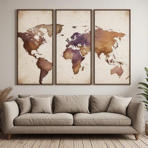 Peut inclure: Un ensemble de trois panneaux muraux représentant une carte du monde divisée en trois sections verticales. La carte affiche les continents dans des tons de brun, de beige et de violet sur un fond crème avec une texture vintage et tachetée.