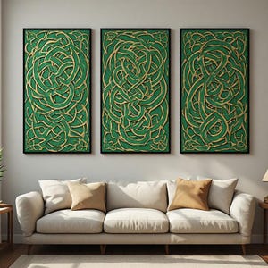 Peut inclure: Un ensemble de trois tableaux muraux rectangulaires présentant des motifs de nœuds dorés en relief sur un fond vert profond. Chaque pièce est encadrée d'un fin cadre noir et affiche un design fluide et continu.