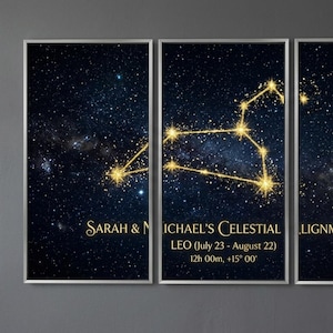 Peut inclure: Un ensemble de trois panneaux muraux représentant un ciel nocturne étoilé bleu foncé avec la constellation du Lion en doré. Le texte indique : SARAH & MICHAEL'S CELESTIAL ALIGNMENT, LEO (July 23 - August 22), 12h 00m, +15° 00'. Cadre argenté fin.