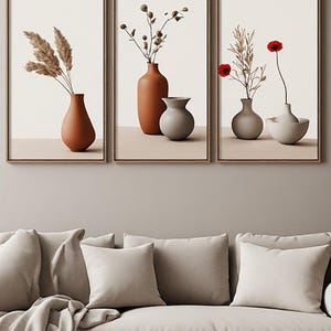 Drieluik wanddecoratie met terracotta potten en gedroogde bloemen, beige, bruin, grijs en rood, trio van pampasgraspotten en -vazen, enkele rode klaproos, drieluik.