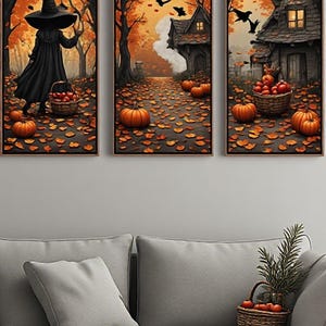 Peut inclure: Un ensemble de trois tableaux muraux verticaux sur le thème de l'automne. L'œuvre représente une sorcière en cape noire, une maison rustique, des citrouilles orange, des feuilles mortes et des oiseaux noirs sur un fond de forêt orange vif.
