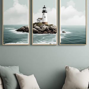 Peut inclure: Un ensemble de trois tableaux muraux représentant un phare blanc avec une lanterne noire sur une île rocheuse, entouré par une mer bleu-vert et un ciel nuageux, le tout encadré par de fines bordures en bois clair.