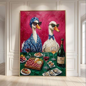 Peut inclure: Peinture encadrée représentant deux canards anthropomorphes portant des lunettes de soleil, savourant un repas somptueux avec du vin et des hors-d'œuvre. Les canards sont placés sur un fond rose texturé, avec une nappe verte. Une bouteille de vin est visible.