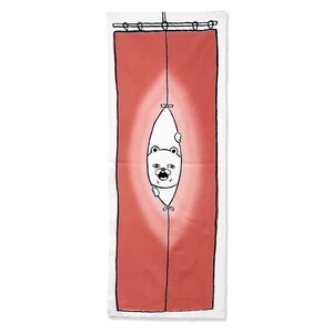 以下が含まれることがあります： 赤と白の長方形の布製の壁掛け。漫画のクマのイラストが描かれています。クマは白黒で描かれ、赤い背景に対して白い楕円形から覗いています。布は棒から吊り下げられています。