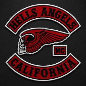 Op de afbeelding: Een driedelige set geborduurde patches met een rode en witte gebogen bovenste rocker met de tekst HELLS ANGELS, een centraal gevleugeld schedelembleem in rood en wit, een kleine rechthoekige MC-patch en een rode en witte onderste rocker CALIFORNIA.
