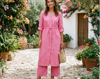 Completo coordinato in lino da donna, composto da tunica con bottoni sul davanti e pantaloni a gamba larga, outfit estivo casual, abbigliamento minimalista da resort, vestibilità comoda.
