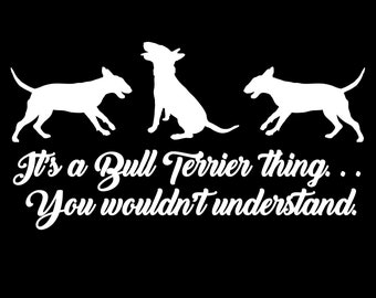 Op de afbeelding: Een zwart-wit grafisch ontwerp met drie silhouetten van Bull Terriers. De tekst "It's a Bull Terrier thing... You wouldn't understand." staat onder de afbeeldingen.