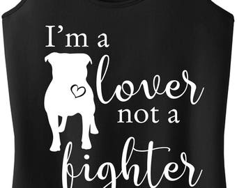 Op de afbeelding: Zwart tanktop met een wit silhouet van een hond en de tekst "I'm a lover not a fighter".