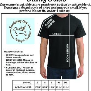 K&ouml;nnte beinhalten: Schwarzes T-Shirt mit Gr&ouml;&szlig;entabelle f&uuml;r Damen-Shirts. Die Tabelle enth&auml;lt Ma&szlig;e f&uuml;r Brust, K&ouml;rperl&auml;nge und &Auml;rmell&auml;nge in Zoll. Das Shirt besteht aus vorgeschrumpfter Baumwolle oder einer Baumwollmischung.