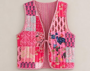 Gilet trapuntato patchwork in stile boho, gilet in cotone fatto a mano, giacca senza maniche in stile vintage, gilet con laccetti sul davanti, capo ideale per la stratificazione in stile cottagecore.