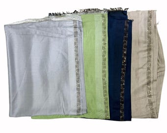 Minimalistischer Leinenschal, einfarbiger Schal mit metallischem Rand, leichte, elegante Verpackung, neutraler Tonschal, alltäglicher Modeschal