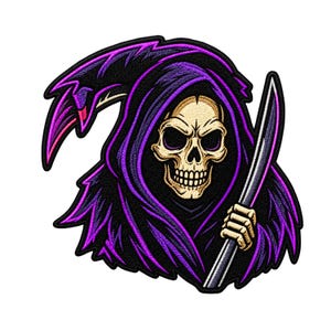 Könnte beinhalten: Ein gestickter Aufnäher mit einem Sensenmann mit beigem Schädel, der einen dunkelvioletten Kapuzenumhang mit leuchtend violetten Highlights trägt. Die Figur hält eine große Sense mit silberner Klinge und dunklem Stiel, umrandet von einem dicken schwarzen Rand.
