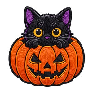 以下が含まれることがあります： 大きな黄色い目と紫色の裏地がついた耳を持つ黒猫が、鮮やかなオレンジ色のジャック・オー・ランタンから顔を出している刺繍ワッペン。カボチャには、三角形の目とギザギザの口が黒く彫り込まれた顔がデザインされています。