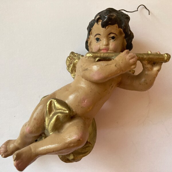 figurine vintage d’ange chérubin en plâtre jouant de la flûte, putti baroque peint à la main et doré. Tenture.