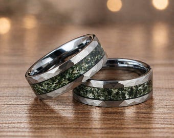 Anillo de tungsteno con ágata musgosa verde, banda facetada martillada, alianza de boda para hombre, anillo único inspirado en la naturaleza, joya duradera y cómoda.