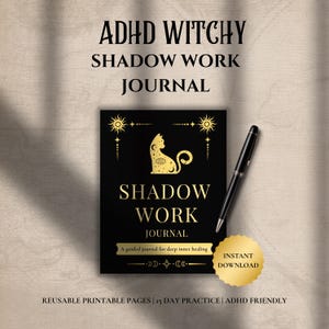 Puede incluir: Un diario negro con letras doradas y una ilustración de gato, titulado "ADHD Witchy Shadow Work Journal". Un bolígrafo negro descansa junto al diario, con una pegatina dorada de "Descarga instantánea". El diario es para la curación interior profunda y es compatible con el TDAH.
