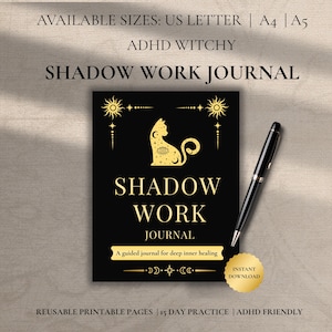 Puede incluir: Un diario de trabajo de sombras negro con detalles dorados, una silueta de gato y el texto "Shadow Work Journal". Incluye un bolígrafo negro y una pegatina dorada de "Descarga instantánea". El diario es para la curación interior profunda.