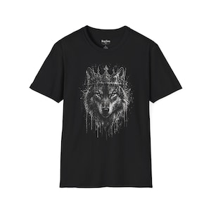 Pode incluir: Camiseta preta com uma ilustração em tons de cinza de um lobo usando uma coroa. O rosto do lobo é o ponto focal, com detalhes intrincados de pele e uma coroa real. A camiseta tem gola redonda e mangas curtas.