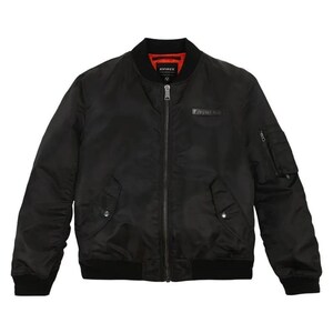 K&ouml;nnte beinhalten: Schwarze Bomberjacke mit Rei&szlig;verschluss, gerippten B&uuml;ndchen und Kragen. Verf&uuml;gt &uuml;ber eine kleine Tasche am linken &Auml;rmel und einen Logoaufn&auml;her auf der Brust. Das Innenfutter ist rot.