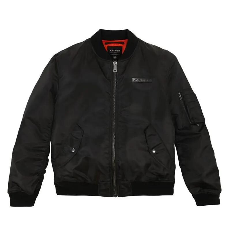 K&ouml;nnte beinhalten: Schwarze Bomberjacke mit Rei&szlig;verschluss, gerippten B&uuml;ndchen und Kragen. Verf&uuml;gt &uuml;ber eine kleine Tasche am linken &Auml;rmel und einen Logoaufn&auml;her auf der Brust. Das Innenfutter ist rot.
