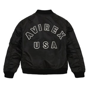 K&ouml;nnte beinhalten: Schwarze Bomberjacke mit dem Wort "AVIREX" in wei&szlig;er Schrift auf dem R&uuml;cken, darunter "USA". Die Jacke hat einen gerippten Kragen, B&uuml;ndchen und Saum. Die Jacke ist aus gl&auml;nzendem Material gefertigt.