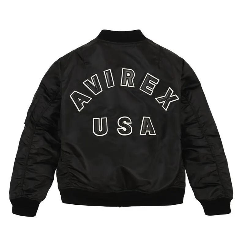 K&ouml;nnte beinhalten: Schwarze Bomberjacke mit dem Wort "AVIREX" in wei&szlig;er Schrift auf dem R&uuml;cken, darunter "USA". Die Jacke hat einen gerippten Kragen, B&uuml;ndchen und Saum. Die Jacke ist aus gl&auml;nzendem Material gefertigt.