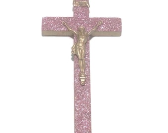 Crucifijo de pared con purpurina reciclada / Arte queer kitsch rosa, decoración llamativa