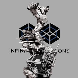 Peut inclure: Une sculpture d&eacute;taill&eacute;e en niveaux de gris d'une figure futuriste dans une pose dynamique, debout sur une structure complexe et superpos&eacute;e. La figure est v&ecirc;tue d'une armure textur&eacute;e, avec une petite pochette &agrave; la taille. Le fond pr&eacute;sente des formes g&eacute;om&eacute;triques et le texte "INFINITY SIONS".