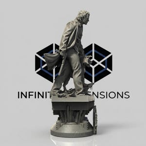 Op de afbeelding: Een grijze 3D-geprinte standbeeld van een figuur in een lange jas, met een pistool en een tas. Het beeld staat op een gedetailleerde basis met de tekst "INFINITE DIMENSIONS" onder een geometrisch logo.