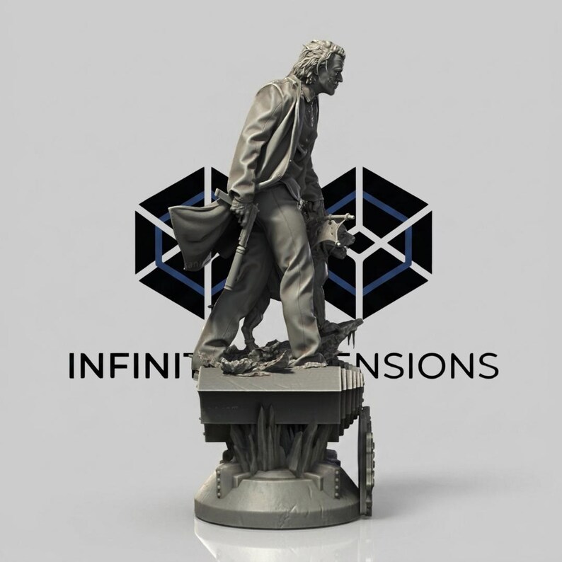 Op de afbeelding: Een grijze 3D-geprinte standbeeld van een figuur in een lange jas, met een pistool en een tas. Het beeld staat op een gedetailleerde basis met de tekst "INFINITE DIMENSIONS" onder een geometrisch logo.