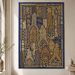Puede incluir: Un tapiz rectangular con una base azul oscuro y bordados dorados intrincados con patrones de patchwork. El diseño incorpora varias formas arqueadas, motivos florales y pequeños detalles de espejos reflectantes en la tela.