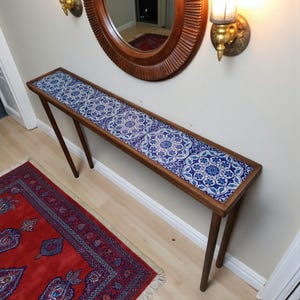 Tavolino d'ingresso stretto con piastrelle turche, consolle rustica sottile, tavolino pouf stretto in legno, scrivania vintage per l'ingresso, regalo per l'inaugurazione della casa
