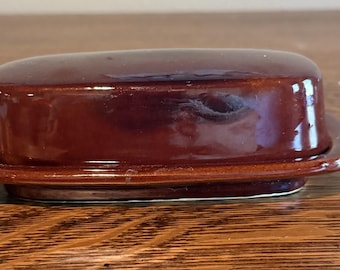 Vintage McCoy Pottery Butterdose 7013 USA, Ausführung in den Farben „Toasted Amber“ oder „Hampton Brown“.