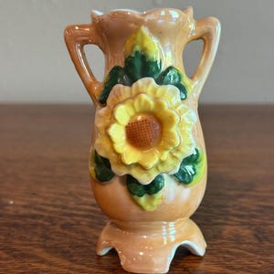 Vintage japansk lusterware miniatyrvas med dubbelt handtag och solrosdetalj