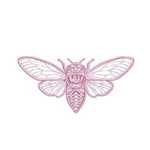 Op de afbeelding: Een lichtroze machineborduurontwerp van een cicade-insect. De afbeelding bevat gedetailleerde stiksels die de vleugels omlijnen met een delicaat aderpatroon en het gesegmenteerde lichaam en de kop definiëren met een symmetrische, open borduurstijl.