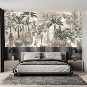 Może przedstawiać: Sypialnia z dużym muralem z tropikalnym wzorem botanicznym. Mural przedstawia różne rośliny i drzewa w stonowanych odcieniach zieleni i beżu. Pokój obejmuje łóżko z szarą pościelą, stoliki nocne i wzorzysty dywan.