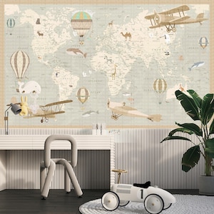 Puede incluir: Un mural de pared que muestra un mapa del mundo con una paleta de colores beige claro y verde suave. El mapa está decorado con ilustraciones de globos aerostáticos, aviones antiguos y varios animales colocados por los continentes y océanos.