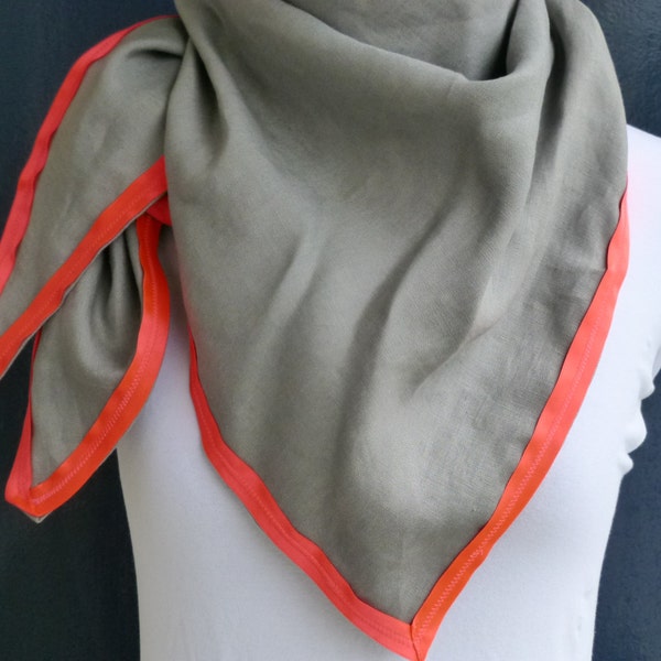 Grey linen scarf with neon pink rim