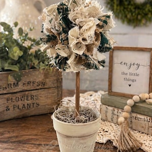 Árbol topiario de tela / Decoración de bolas de trapo de arpillera verde beige, acento de maceta de terracota