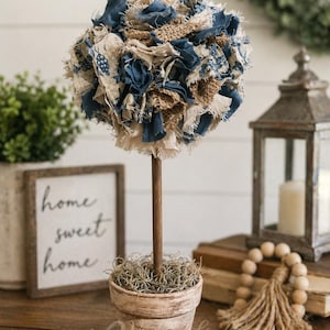 Árbol topiario de tela / Decoración de bolas de trapo de arpillera azul y beige, acento de maceta de terracota
