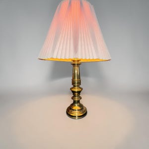 Lámpara de mesa vintage estilo Stiffel de latón macizo con pantalla plisada original – Decoración Hollywood Regency MCM