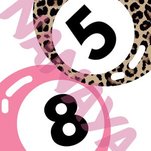 Peut inclure: Deux éléments graphiques circulaires présentant les chiffres 5 et 8 en police noire grasse. Le cercle supérieur affiche un motif léopard marron et noir avec un centre blanc. Le cercle inférieur est rose uni avec un reflet et un centre blancs.