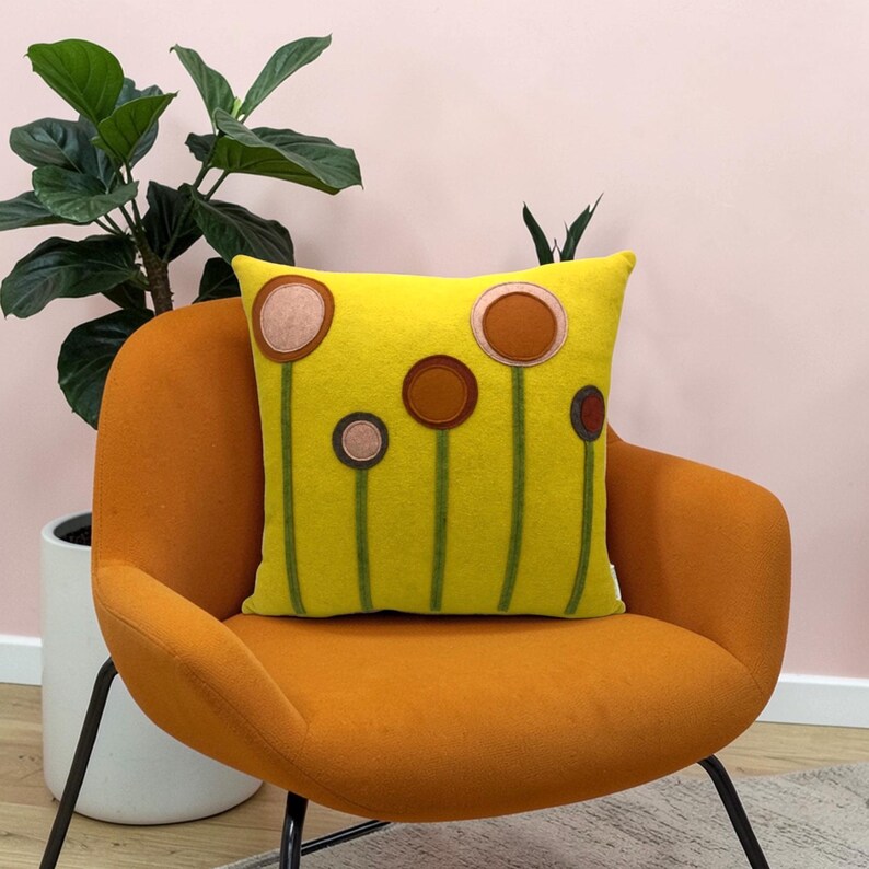Yellow Wool Felt Flower Pillow: Modern Home Decor (16 x 16) Handmade Bild 12