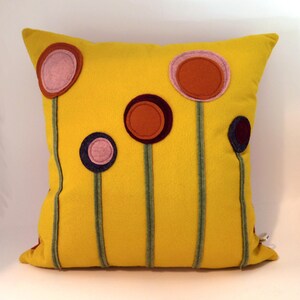 Yellow Wool Felt Flower Pillow: Modern Home Decor (16 x 16) Handmade Bild 9