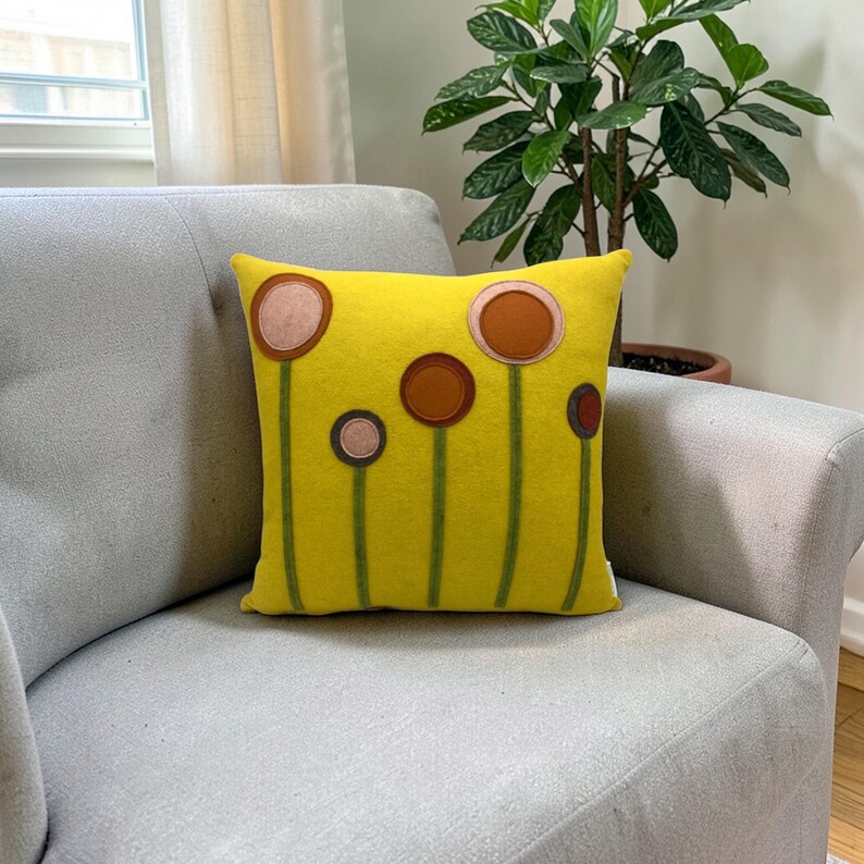 Yellow Wool Felt Flower Pillow: Modern Home Decor (16 x 16) Handmade Bild 11