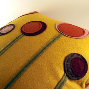 Yellow Wool Felt Flower Pillow: Modern Home Decor (16 x 16) Handmade Bild 2