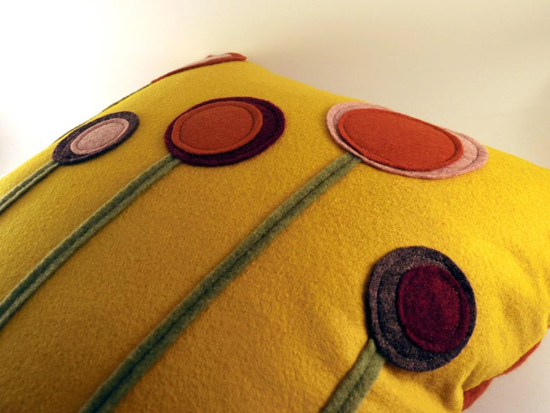 Yellow Wool Felt Flower Pillow: Modern Home Decor (16 x 16) Handmade Bild 2
