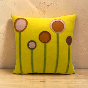 Yellow Wool Felt Flower Pillow: Modern Home Decor (16 x 16) Handmade Bild 6